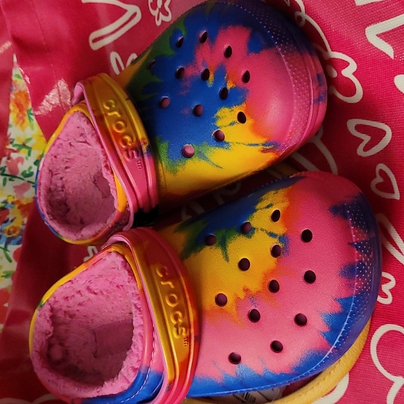 CROCS Shoes Crocs Girls Sz 3 Little Girl Tie Dye Rainbow Fuzz Lined